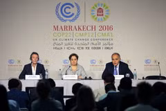 Người phát ngôn COP22 Nick Nuttall(trái), Thư ký COP22 Patricia Espinosa (giữa) và Chủ tịch COP22 Salaheddine Mezouar (phải) tại cuộc họp báo ở Marakech ngày 6/11. (Nguồn: EPA/TTXVN)
