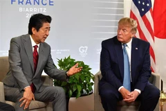 Tổng thống Mỹ Donald Trump (phải) và Thủ tướng Nhật Bản Shinzo Abe trong cuộc gặp bên lề Hội nghị thượng đỉnh G7 tại Biarritz, Pháp, ngày 25/8/2019. (Nguồn: AFP/TTXVN) 