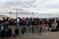 Người tị nạn Syria và Iraq bị mắc kẹt tại khu vực biên giới Hy Lạp-Macedonia ngày 27/2. (Nguồn: AFP/TTXVN)