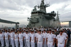 Các thành viên của Hải quân Hoàng gia Australia trên boong tàu Adelaide khi cập cảng Manila, Philippines ngày 10/10. (Nguồn: THX/TTXVN)