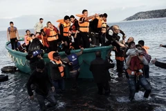 Người tị nạn và di cư tới đảo Lesbos, Hy Lạp sau cuộc hành trình vượt biển Aegean, Thổ Nhĩ Kỳ ngày 10/11. (Nguồn: AFP/TTXVN)