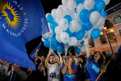 Những người ủng hộ đảng Giấc mơ Gruzia mừng chiến thắng tại Tbilisi. (Nguồn: EPA/TTXVN)