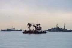 Lực lượng cứu hộ tìm kiếm các nạn nhân tại hiện trường vụ tai nạn máy bay Tu-154 ở Biển Đen, gần Sochi ngày 27/12. (Nguồn: THX/TTXVN)