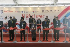 Các đại biểu cắt băng khai mạc chuỗi triển lãm. (Ảnh: Mỹ Phương/TTXVN) 