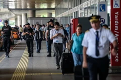 Cảnh sát Thổ Nhĩ Kỳ tuần tra tại sân bay quốc tế Ataturk ở Istanbul ngày 1/7. (Nguồn: AFP/TTXVN)