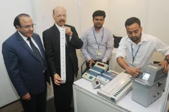 Chủ tịch Ủy ban Bầu cử Ấn Độ Nasim Zaidi (thứ 2, bên trái) kiểm tra công tác chuẩn bị bầu cử ở New Delhi ngày 20/5. (Nguồn: EPA/TTXVN)