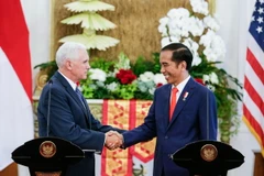Tổng thống Indonesia Joko Widodo (phải) và Phó Tổng thống Mỹ Michael Pence (trái) tại cuộc họp báo chung sau cuộc gặp ở Jakarta ngày 20/4. (Nguồn: EPA/TTXVN)