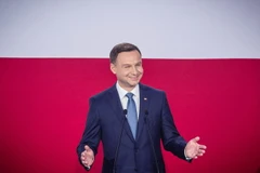 Ông Andrzej Duda phát biểu trước những người ủng hộ tại Warsaw, sau khi kết quả sơ bộ được công bố. (Nguồn: AFP/TTXVN)