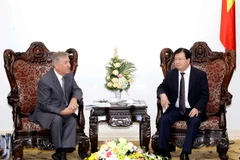 Phó Thủ tướng Trịnh Đình Dũng tiếp Cao ủy về Môi trường của EU Karmenu Vella đang thăm và làm việc tại Việt Nam. (Ảnh: An Đăng/TTXVN)