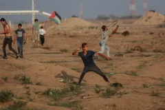 Người biểu tình Palestine xung đột với binh sỹ Israel tại khu vực biên giới phía đông dải Gaza ngày 9/11. (Nguồn: THX/TTXVN) 