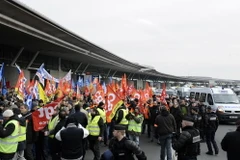 Pháp hủy 40% chuyến bay do nhân viên không lưu đình công