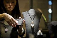 Dây chuyền mặt đá ngọc bích trưng bày tại một triển lãm. (Nguồn: THX/TTXVN)