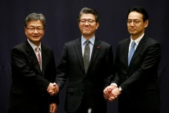 Đặc phái viên Mỹ Joseph Yun, đặc phái viên Hàn Quốc Kim Hong-kyun và Đặc phái viên Nhật Bản Kenji Kanasugi sau cuộc hội đàm ở Seoul ngày 13/12. (Nguồn: EPA/TTXVN)