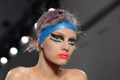 Sự táo bạo lên ngôi trong xu hướng trang điểm Thu Đông 2015