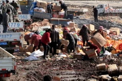 [Photo] Người dân Trung Quốc tranh nhau "hôi của" bất chấp hàng giả