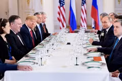 Tổng thống Nga Vladimir Putin (thứ 2, phải) và Tổng thống Mỹ Donald Trump (thứ 3, trái) tại bữa trưa làm việc sau cuộc gặp thượng đỉnh ở Helsinki, Phần Lan ngày 16/7. (Nguồn: AFP/TTXVN)