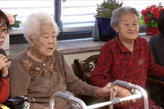 Các nạn nhân bị bắt làm 'phụ nữ mua vui' theo dõi báo cáo về thỏa thuận Hàn Quốc-Nhật Bản tại Gwangju, phía Đông Seoul, ngày 27/12/2017. (Nguồn: YONHAP/TTXVN)