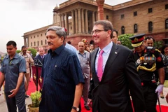 Bộ trưởng Quốc phòng Mỹ Ashton Carter và người đồng cấp Ấn Độ Manohar Parrikar. (Nguồn: inagist.com)