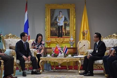 Phó Chủ tịch, Tổng Thư ký Mặt trận Tổ quốc Việt Nam Hầu A Lềnh chào xã giao Phó Chủ tịch thứ hai Quốc hội Thái Lan Supachai Phosu. (Ảnh: Ngọc Quang/TTXVN) 