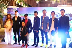 Đạo diễn Huy Cường (thứ ba từ trái qua) cùng dàn diễn viên trong phim.