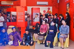 Bà Trần Nguyệt Thu, Phu nhân Thủ tướng Chính phủ Nguyễn Xuân Phúc và Phu nhân Thủ tướng Thái Lan (bên phải) và phu nhân Thủ tướng Lào (bên trái) chụp ảnh chung. (Nguồn: TTXVN)