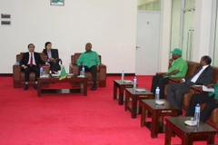 Tổng Thư ký Đảng Cách mạng Tanzania Abdulrahman Kinana tiếp Đoàn tại thủ đô Dodoma, ngày 21/9. (Ảnh: Mạnh Hùng/TTXVN)