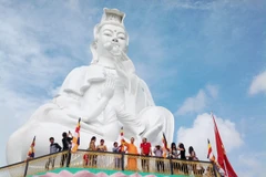 Tượng Quan Âm Thị Kính bồng trẻ lớn nhất Việt Nam ở chùa Phước Quang, Vĩnh Long. (Ảnh: Đại đức Thích Phước Ngọc cung cấp)