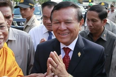 Ông Kem Sokha (giữa) tới tòa án ở Phnom Penh ngày 8/4/2015. (Nguồn: EPA/TTXVN)