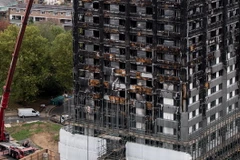 Tòa chung cư Grenfell ở London, Anh bị cháy rụi trong vụ hỏa hoạn, ngày 17/10/2017. (Nguồn: AFP/TTXVN) 