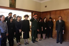 Đại sứ Việt Nam và cán bộ, nhân viên các cơ quan đại diện của Việt Nam tại Nam Phi mặc niệm tưởng nhớ Chủ tịch nước Trần Đại Quang. (Ảnh: Phi Hùng/TTXVN)