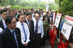 Đại biểu tham quan triển lãm trong ngày khai mạc. (Ảnh: Thanh Tùng/TTXVN) 