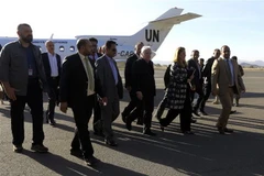 Đặc phái viên Liên hợp quốc về tình hình Yemen Martin Griffiths (giữa) tới sân bay quốc tế Sanaa ở Yemen ngày 5/1/2019. (Nguồn: AFP/TTXVN) 