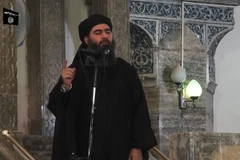 Hình ảnh trích từ video của kênh truyền thông Al-Furqan cho thấy thủ lĩnh tổ chức khủng bố IS Abu Bakr al-Baghdadi xuất hiện tại thành phố Mosul, Iraq. (Nguồn: AFP/TTXVN) 