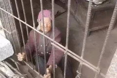 Cụ già bị nhốt trong căn phòng bẩn thỉu. (Nguồn: QQ)