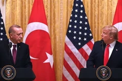 Tổng thống Mỹ Donald Trump (phải) và Tổng thống Thổ Nhĩ Kỳ Recep Tayyip Erdogan trong cuộc họp báo chung tại Washington DC., ngày 13/11/2019. (Nguồn: AFP/TTXVN) 