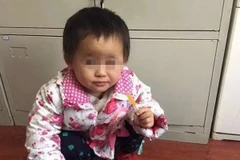 Cô bé bị cha mẹ 'bỏ rơi.' (Nguồn: QQ)