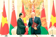 Chủ tịch nước Trần Đại Quang và Tổng thống Belarus Alexander Lukashenko tại Lễ ký Tuyên bố chung Về phát triển toàn diện và sâu rộng giữa Cộng hòa xã hội chủ nghĩa Việt Nam và Cộng hòa Belarus. (Ảnh: Nhan Sáng/TTXVN)