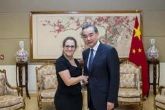 Ngoại trưởng Canada Chrystia Freeland và người đồng cấp Trung Quốc Vương Nghị trong một cuộc gặp. (Nguồn: fmprc.gov.cn) 