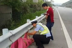 [Photo] Cảnh sát giao thông đỡ đẻ cho thai phụ ngay trên xe