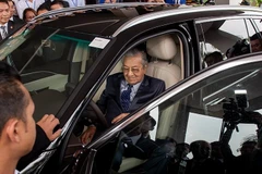 [Video] Thủ tướng Malaysia lái thử xe Vinfast lên tốc độ 100km/h