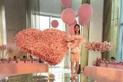 Cô gái cùng món quà độc đáo từ người yêu. (Nguồn: Sina)