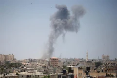 Khói bốc lên sau các cuộc không kích do quân đội Israel tiến hành tại thành phố Rafah, Dải Gaza ngày 14/7/2018. (Nguồn: THX/TTXVN) 