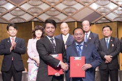 Ông Nguyễn Việt Thung, Phó Chủ tịch TMS Group và ông Kei Kuramochi, Giám đốc Công ty Yaegaki, trao đổi biên bản ghi nhớ tại Hội nghị Xúc tiến Đầu tư Việt Nam-Nhật Bản. (Ảnh: Thành Hữu/TTXVN) 