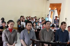 Bị cáo Nguyễn Hùng Linh và Lê Thị Thanh Diễm nghe Tòa tuyên án. (Ảnh: Lê Sen/TTXVN)