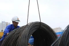 Chuyển thép đi tiêu thụ. (Ảnh: Tuấn Anh/TTXVN)