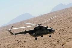Máy bay Mi-17 bay qua vùng sa mạc tỉnh Helmand trong đợt kiểm tra phi công của Lực lượng phòng không quốc gia Afghanistan và binh sỹ không lực Mỹ ngày 12/10/2009. (Nguồn: AFP/TTXVN)