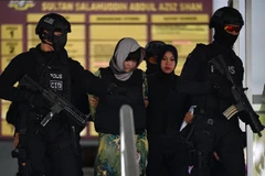 Nghi phạm Đoàn Thị Hương (giữa) được cảnh sát Malaysia áp giải rời Tòa án tối cao Shah Alam, ngoại ô Kuala Lumpur ngày 16/8/2018. (Nguồn: AFP/TTXVN) 