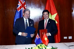 Phó Thủ tướng, Bộ trưởng Ngoại giao Phạm Bình Minh và Phó Thủ tướng, Bộ trưởng Ngoại giao New Zealand Winston Peters ký kết Chương trình hành động Việt Nam-New Zealand giai đoạn 2017-2020. (Nguồn: TTXVN)