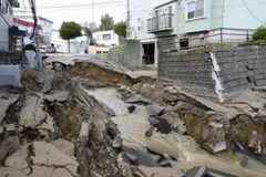 Đoạn đường bị hư hại sau động đất tại Sapporo, Hokkaido, Nhật Bản ngày 6/9/2018. (Nguồn: Kyodo/TTXVN) 