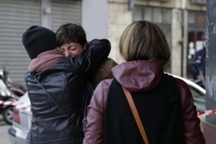 Nỗi đau mất mát người thân tại hiện trường vụ tấn công khủng bố ở nhà hàng Carillon, quận số 10, thủ đô Paris, ngày 14/11. (Nguồn: AFP/TTXVN)